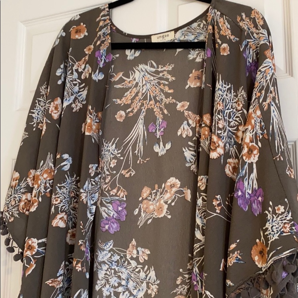 Fall cardigan with round tassels